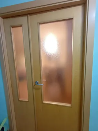 Puerta de madera con cristal