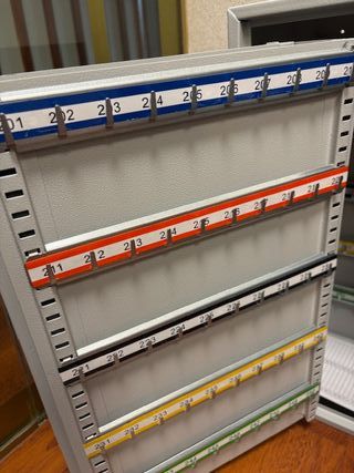 Armario de llaves metálico con plástico