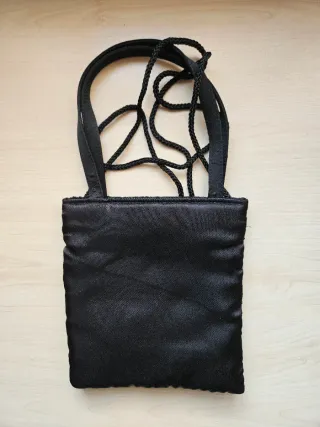 Bolso negro con líneas de colores