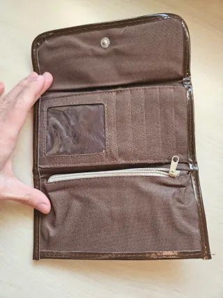 Cartera beige y marrón con logo LT