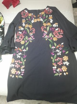 Vestido negro elegante bordado