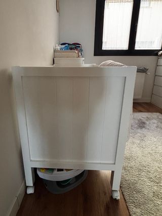 Cuna de madera blanca