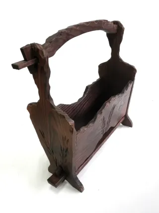 Bonito revistero rústico de madera