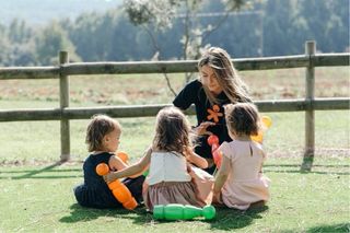 Cuidado de niños - dos cuidadoras con experiencia.