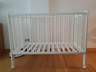 Cuna blanca para bebé
