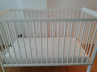 Cuna blanca para bebé