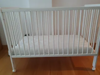 Cuna blanca para bebé
