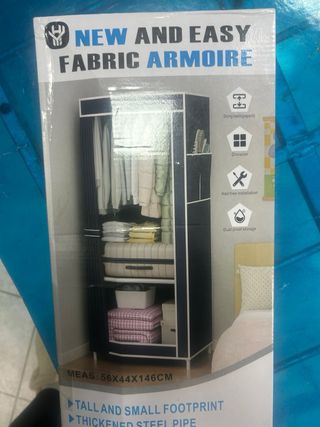 Armadio in tessuto blu e bianco