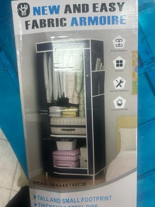 Armadio in tessuto blu e bianco