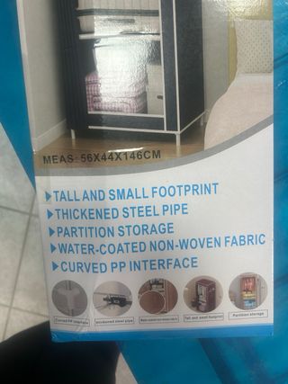 Armadio in tessuto blu e bianco