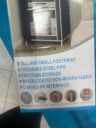 Armadio in tessuto blu e bianco