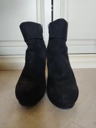 Stivaletti neri con tacco