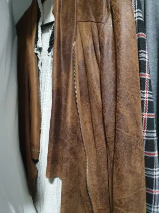 Ropa variada gris y rosa