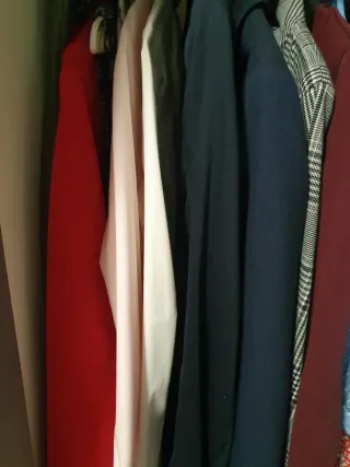 Ropa variada gris y rosa