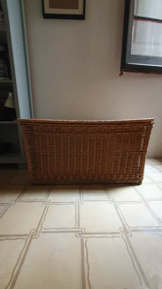 Baúl de mimbre beige y marrón