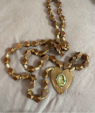 Rosario in legno con medaglione