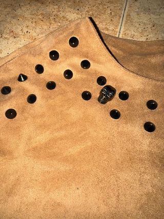 Blusa antelina marrón con tachuelas