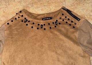 Blusa antelina marrón con tachuelas