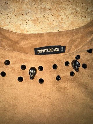 Blusa antelina marrón con tachuelas