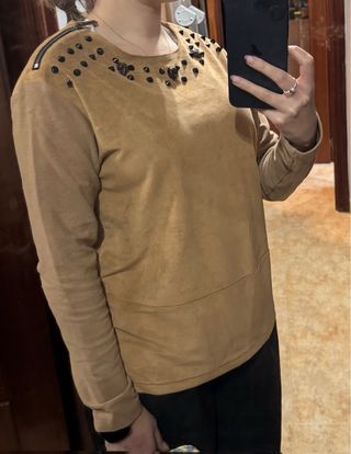 Blusa antelina marrón con tachuelas