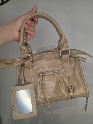 Borsa donna beige con dettagli oro