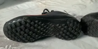 Botas de fútbol Adidas niño negras y rojas