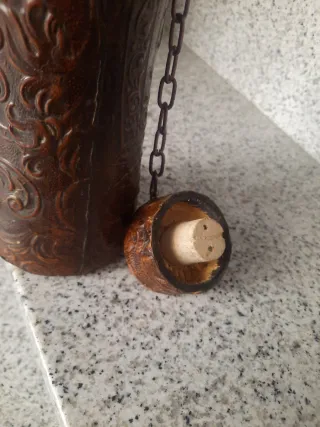 Botella de cuero decorada