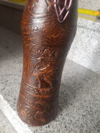 Botella de cuero decorada