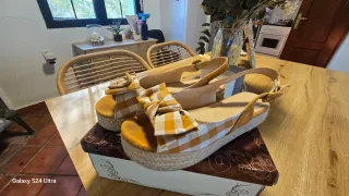 Sandalias cuña cuadros beige y amarillo