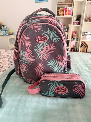 Mochila y estuche estampado hojas
