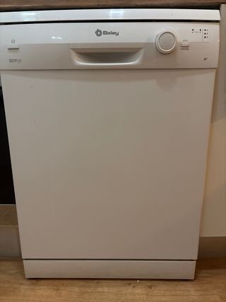 Lavavajillas Balay - Fuga de agua, sin cestos.