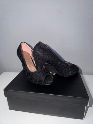 Tacones negros brillantes