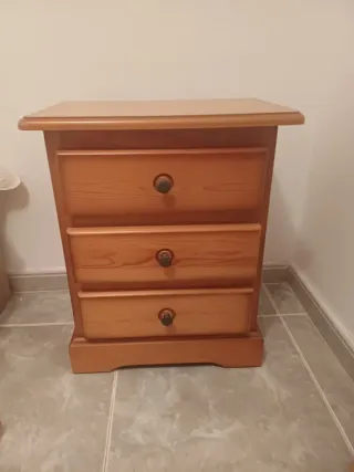 Armario de madera y mesita de noche