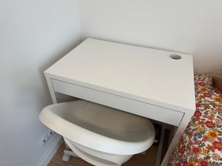 Silla IKEA blanca con ruedas