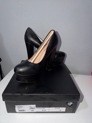 Tacones de cuero negros