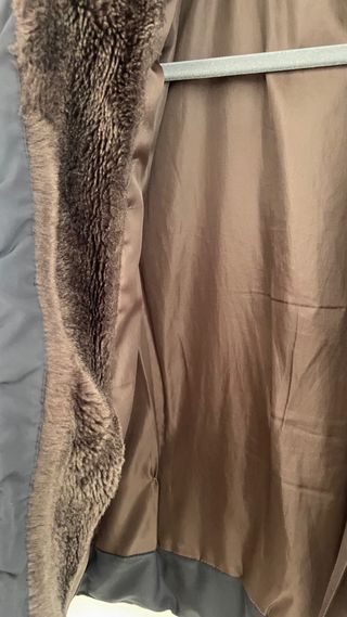 Abrigo acolchado con cuello de pelo