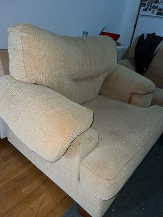 Sofá de tela beige