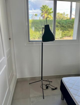 Lámpara de pie negra trípode