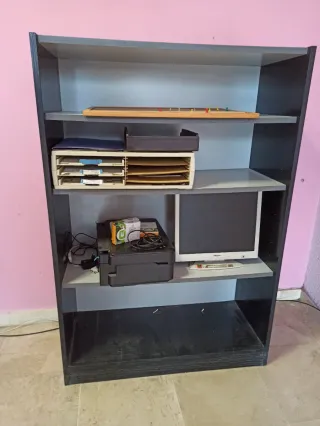 Estantería de oficina negra y gris.