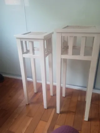 Mesitas auxiliares de madera y ratán