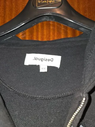 Sudadera Desigual con capucha y cremallera