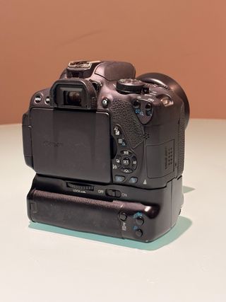 Canon EOS 700D Cámara DSLR + Empuñadura