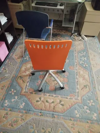 Silla giratoria naranja y plateada