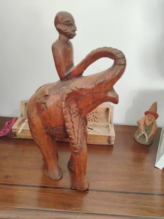 Elefante de madera con figura humana