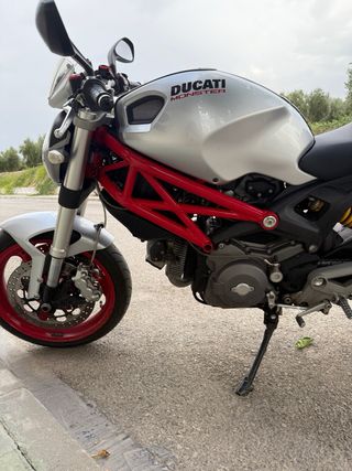Ducati Monster 696 Plata