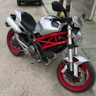 Ducati Monster 696 Plata