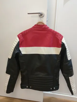 Cazadora símil motero negra, roja y blanca