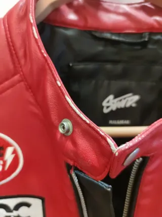 Cazadora símil motero negra, roja y blanca