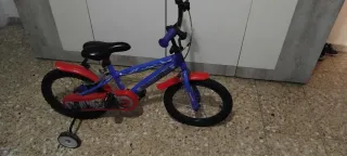 Bicicleta infantil azul y roja