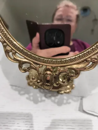 Espejo de sobremesa dorado de bronce.